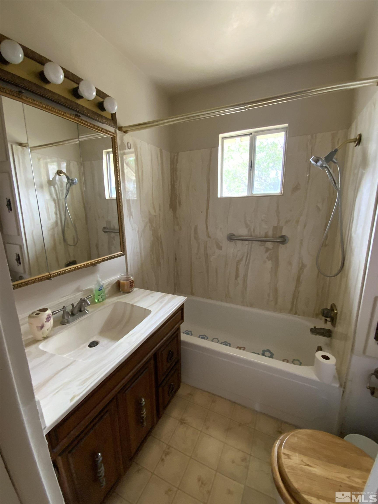 200 McLean Road Fallon, NV 89406 - Photo 16 of 16 a bathroom with a sink a toilet a mirror and bathtub