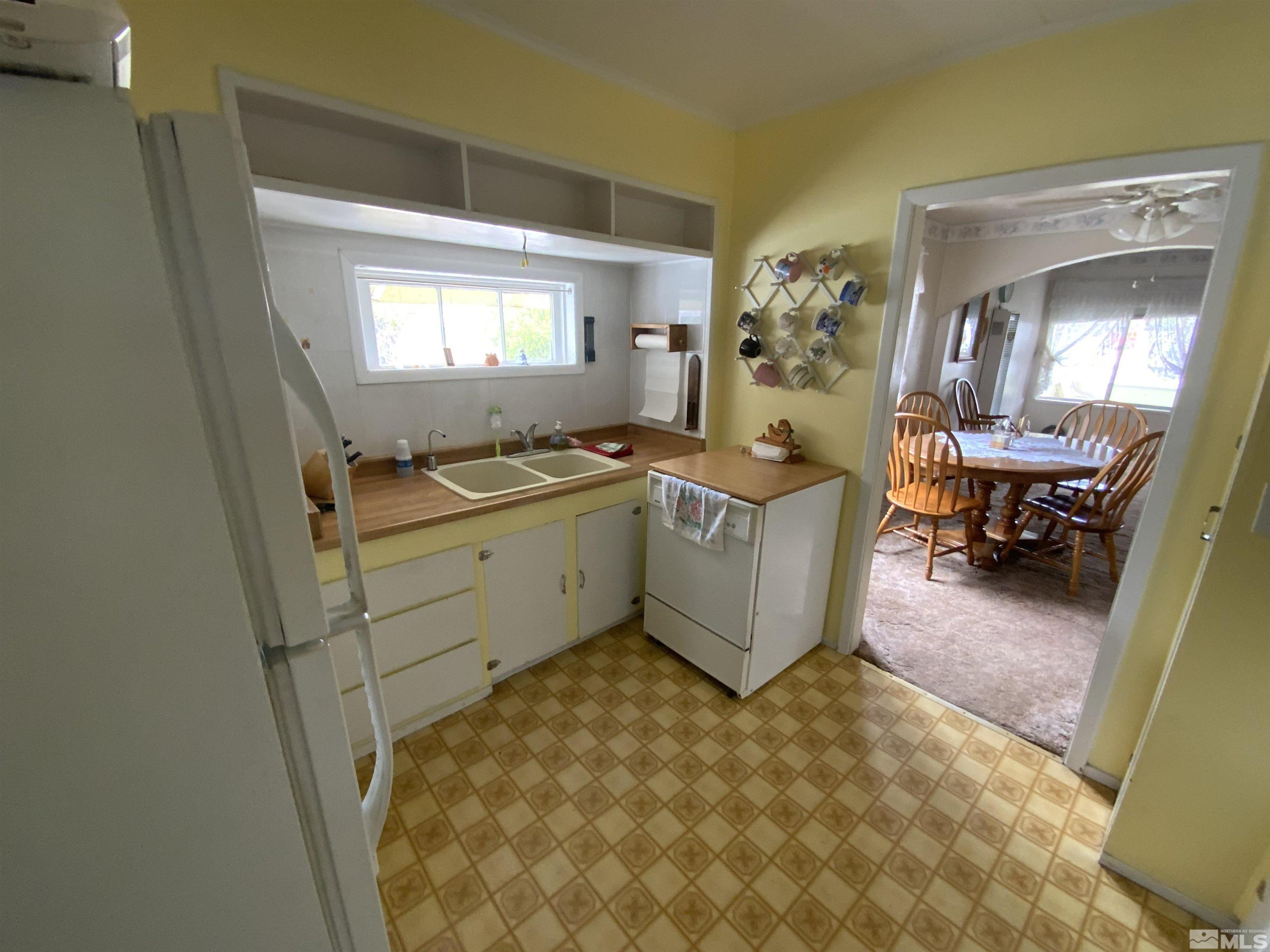 200 McLean Road Fallon, NV 89406 - Photo 10 of 16 a spacious bathroom with a sink double vanity and a mirror