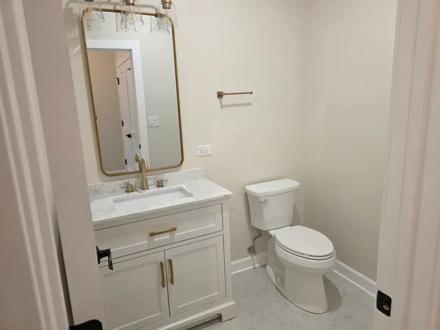 $950,000 | 926 East Crest Avenue, Addison, IL 60101