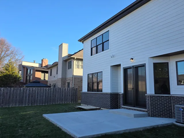 $950,000 | 926 East Crest Avenue, Addison, IL 60101