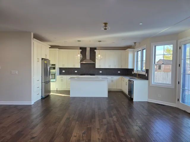 $950,000 | 926 East Crest Avenue, Addison, IL 60101