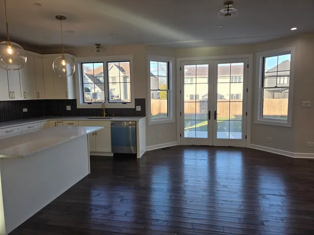 $950,000 | 926 East Crest Avenue, Addison, IL 60101