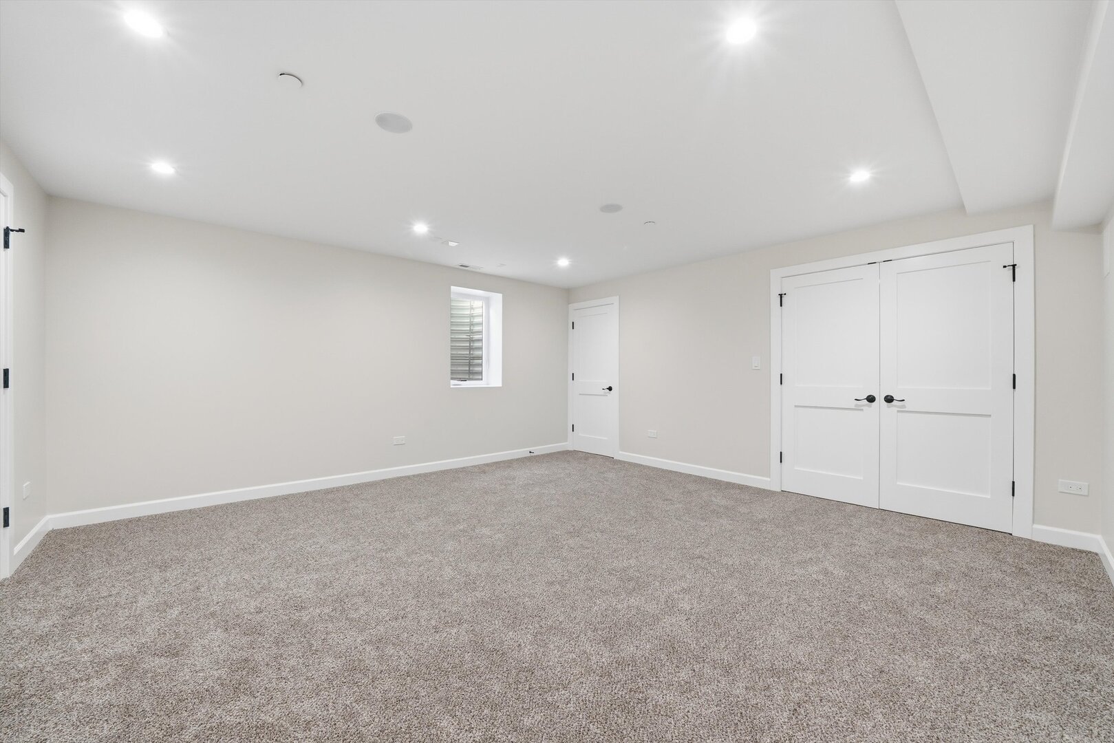 926 East Crest Avenue Addison, IL 60101 - Photo 9 of 34 a view of an empty room