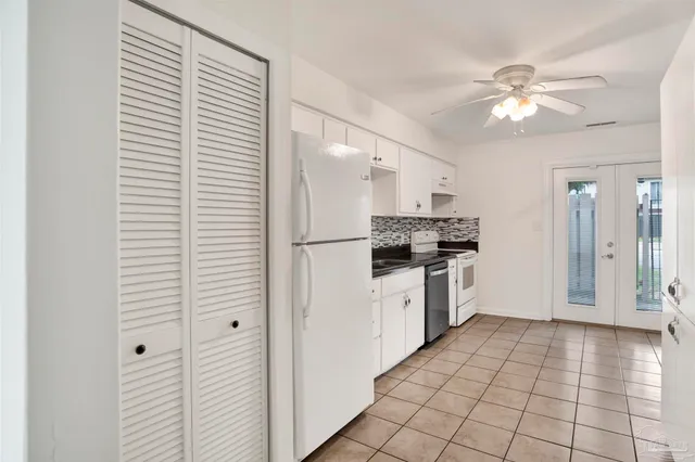 a view of a livingroom with closet