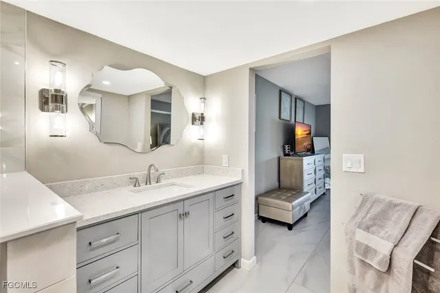 a en suite bathroom with 2 sink and a mirror