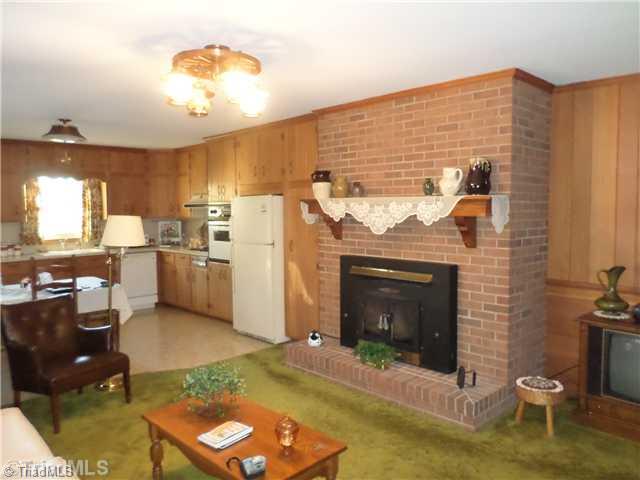 4436 Gumtree Road Winston-Salem, NC 27107 - Photo 3 of 16 Den/Family/Great Room.