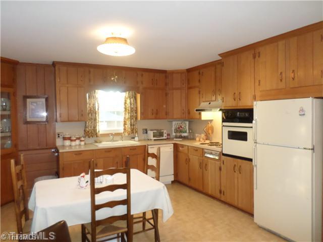 4436 Gumtree Road Winston-Salem, NC 27107 - Photo 5 of 16 Kitchen.