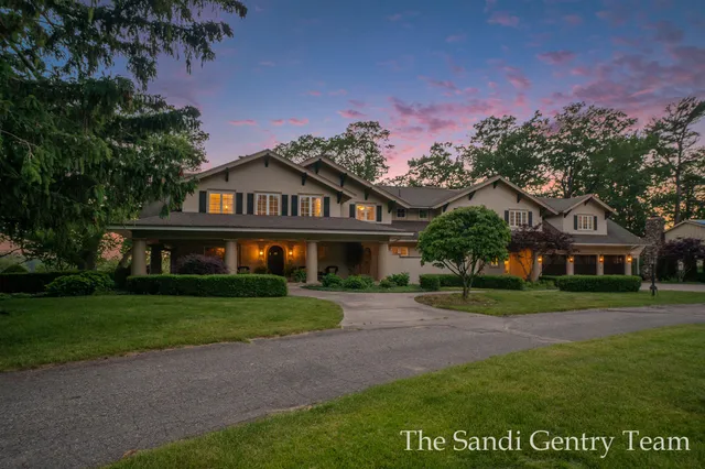 $4,995,900 | 18635 North Fruitport Road, Spring Lake, MI 49456