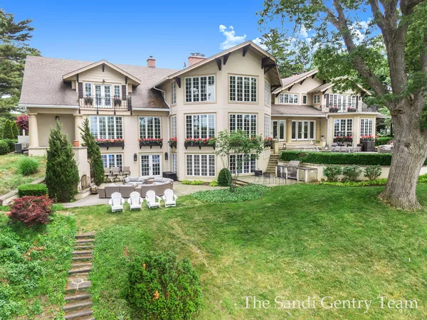 $4,995,900 | 18635 North Fruitport Road, Spring Lake, MI 49456