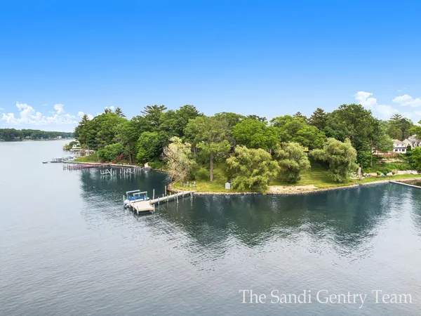 $4,995,900 | 18635 North Fruitport Road, Spring Lake, MI 49456