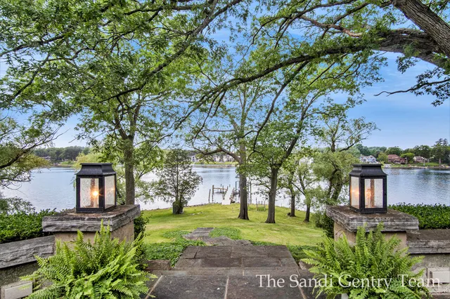 $4,995,900 | 18635 North Fruitport Road, Spring Lake, MI 49456