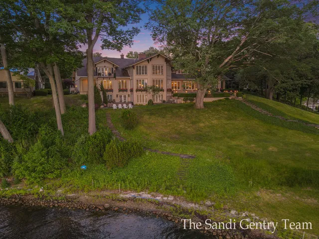 $4,995,900 | 18635 North Fruitport Road, Spring Lake, MI 49456
