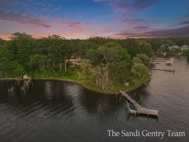 $4,995,900 | 18635 North Fruitport Road, Spring Lake, MI 49456