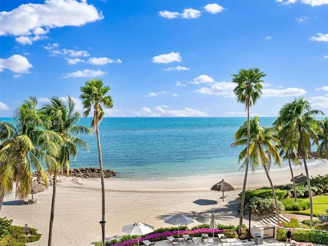 a view of a houses with a yard