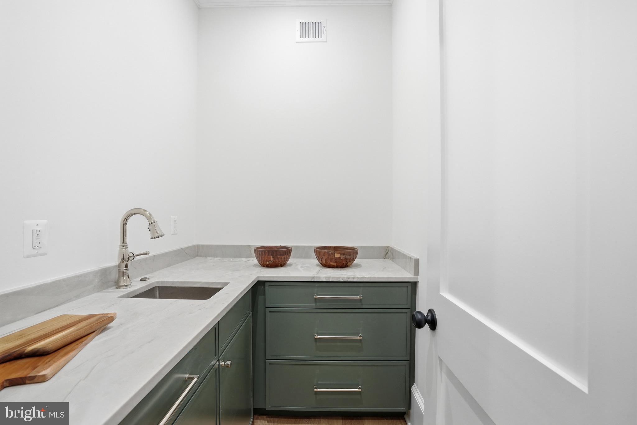 1142 Cameron Road Alexandria, VA 22308 - Photo 37 of 126