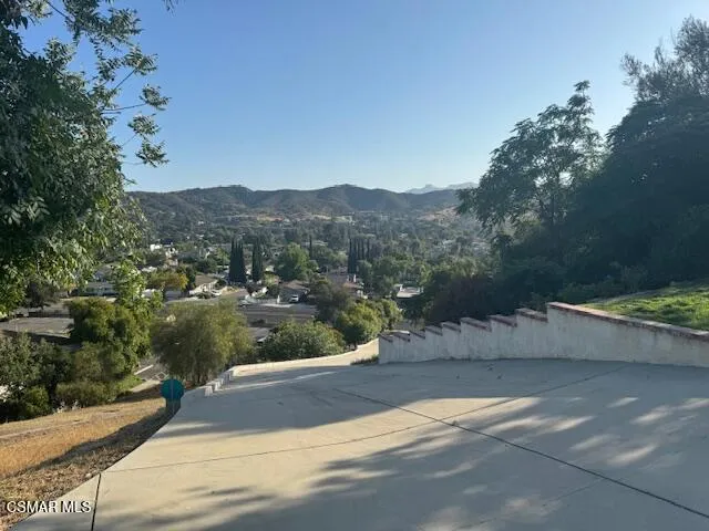 a view of a back yard