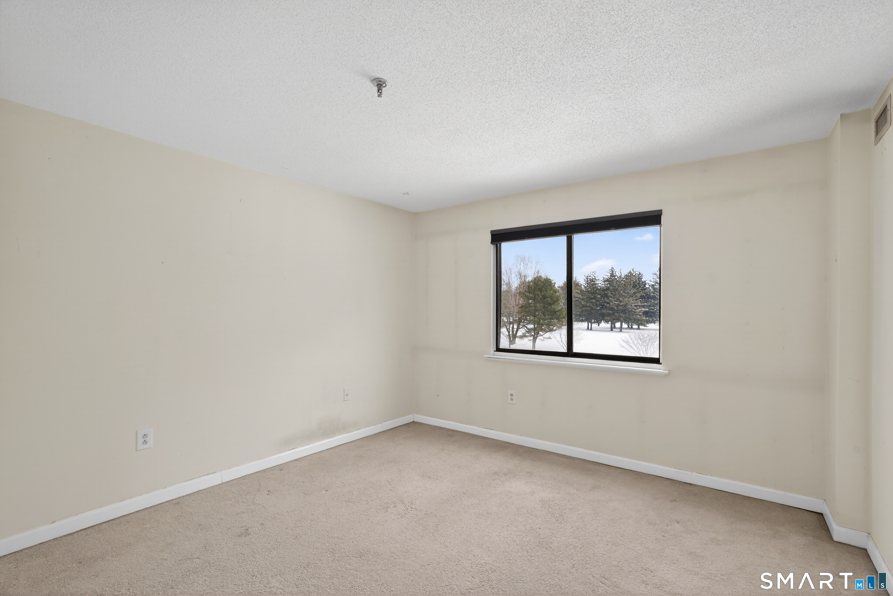 21 Putter Drive, Unit 303S Wallingford, CT 06492 - Photo 4 of 30 an empty room with a window