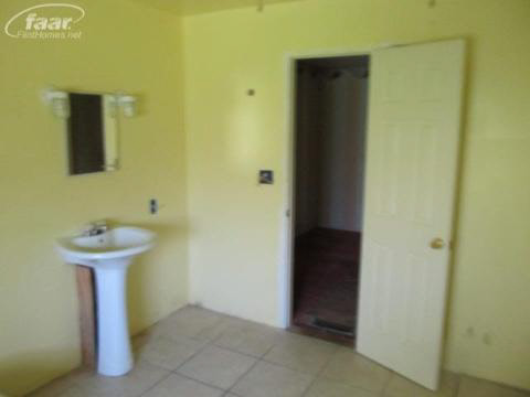 3598 Mackin Road Flint, MI 48504 - Photo 12 of 28 20114191-11.JPG