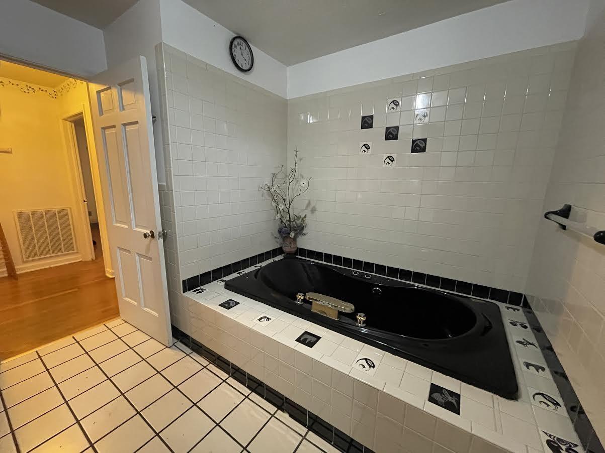 110 Taylor Road Oak Ridge, TN 37830 - Photo 16 of 40 3 Jacuzzi Tubs!