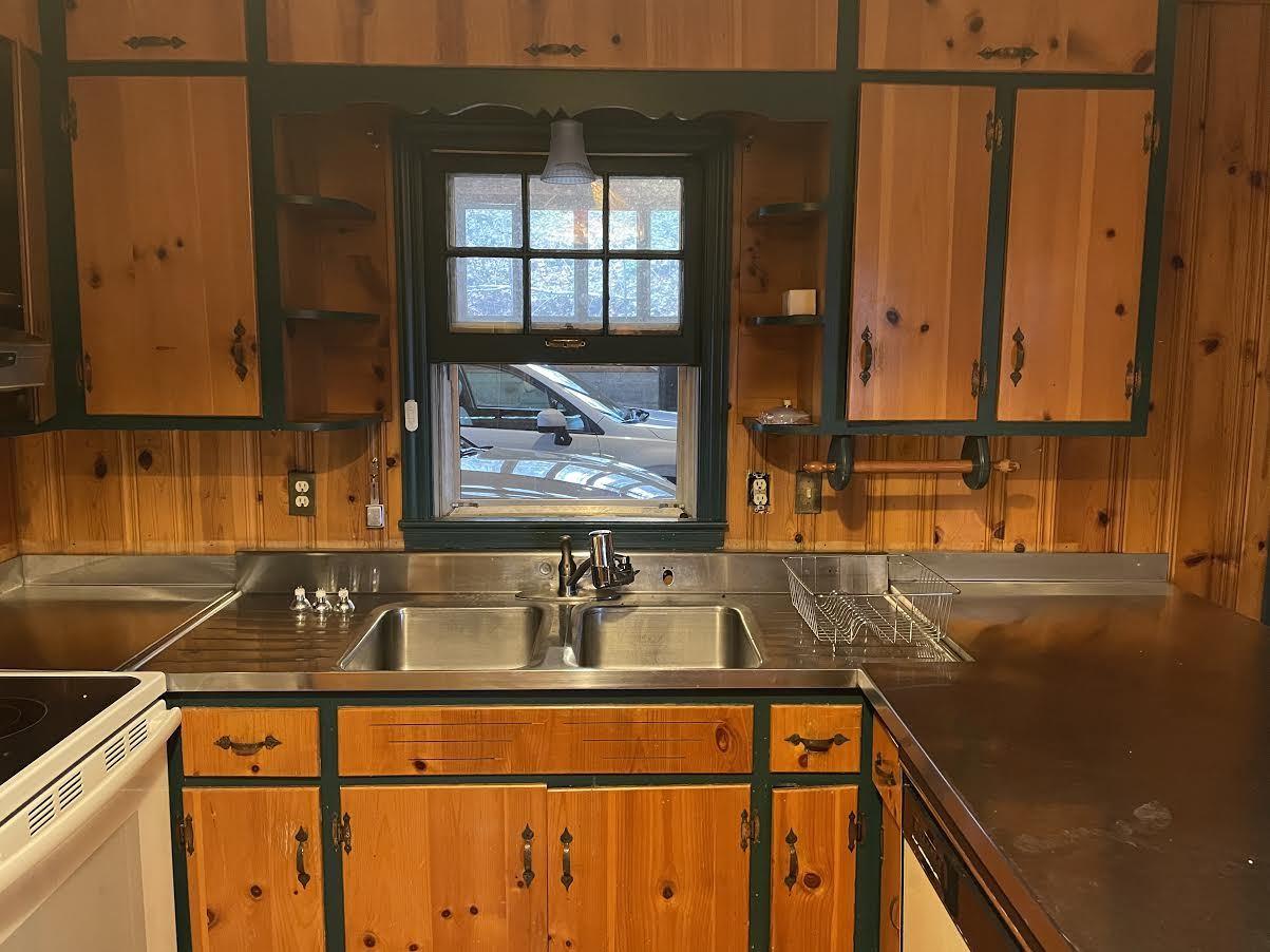 110 Taylor Road Oak Ridge, TN 37830 - Photo 10 of 40 Charming Kitchen w Pine Cabinetry