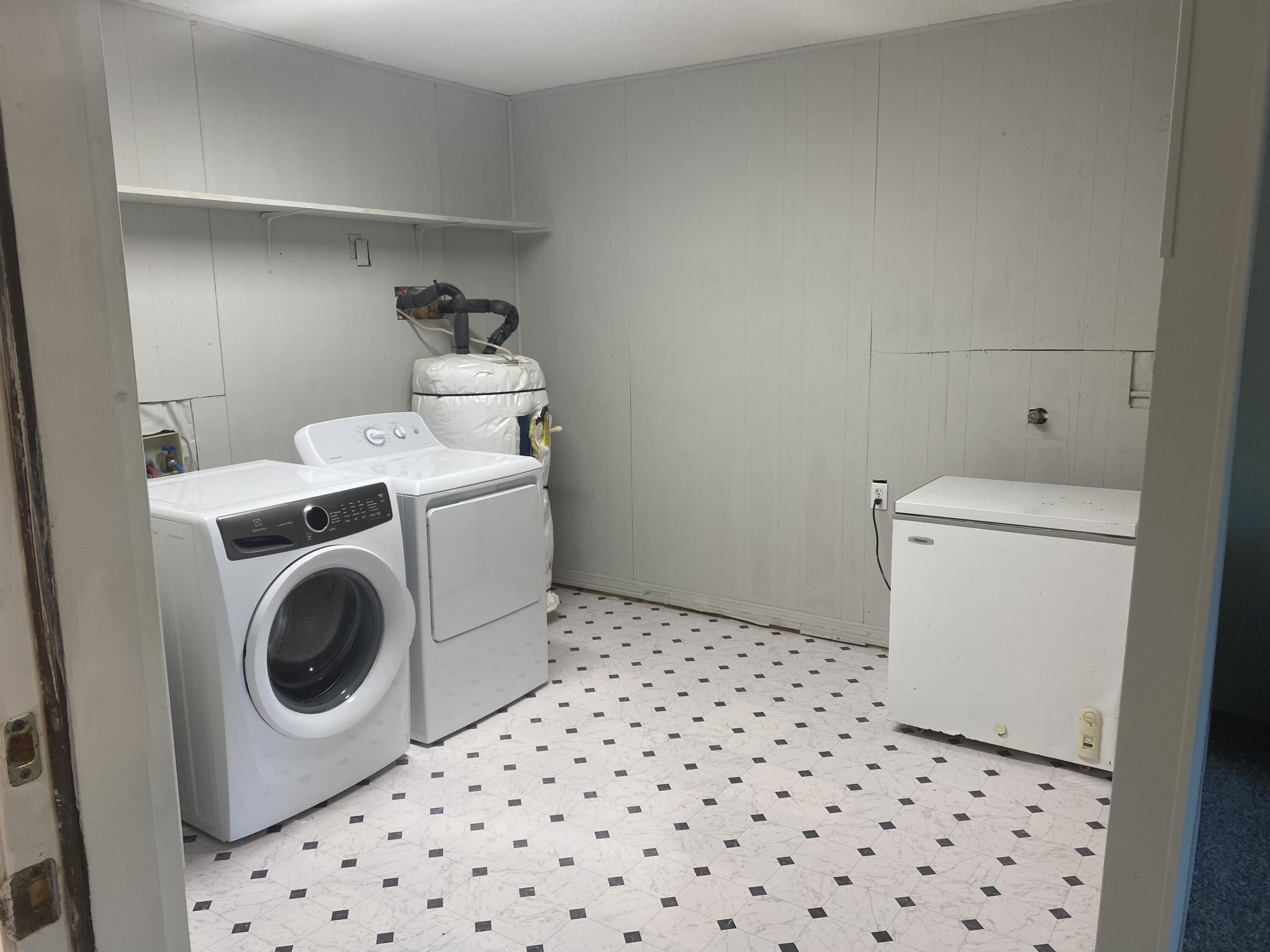 159 Hawthorn Road DeFuniak Springs, FL 32435 - Photo 18 of 44 Laundry large enough to add 2nd bath