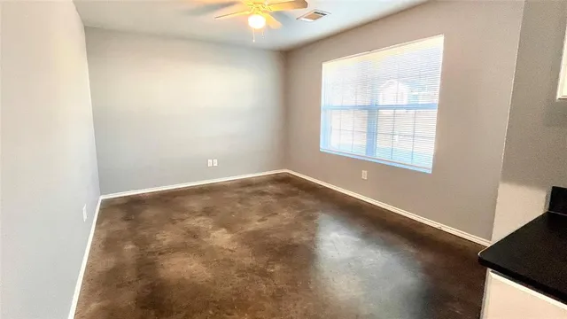 $1,200 | 905 West 7th Street, Bonham, TX 75418