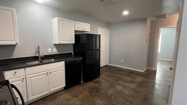 $1,200 | 905 West 7th Street, Bonham, TX 75418