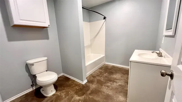 $1,200 | 905 West 7th Street, Bonham, TX 75418