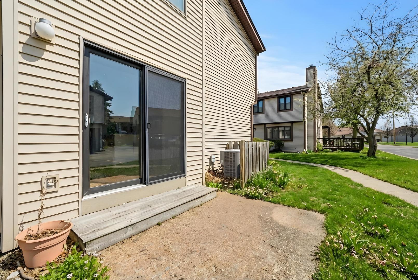 1729 Cedarbrook Court Sycamore, IL 60178 - Photo 3 of 36