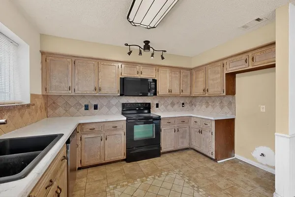 $2,200 | 2800 Hedgeway Drive, Arlington, TX 76016