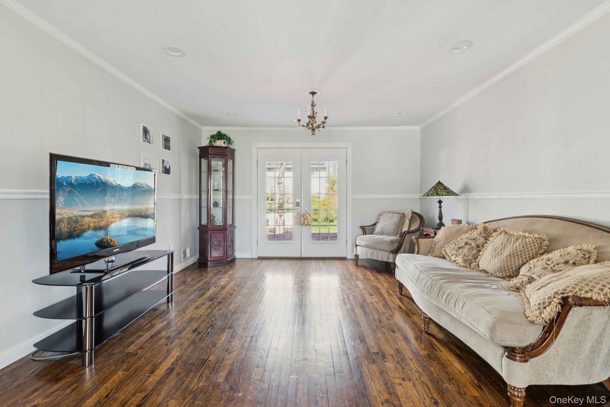 61 Arleigh Road Great Neck, NY 11021 - Photo 5 of 36