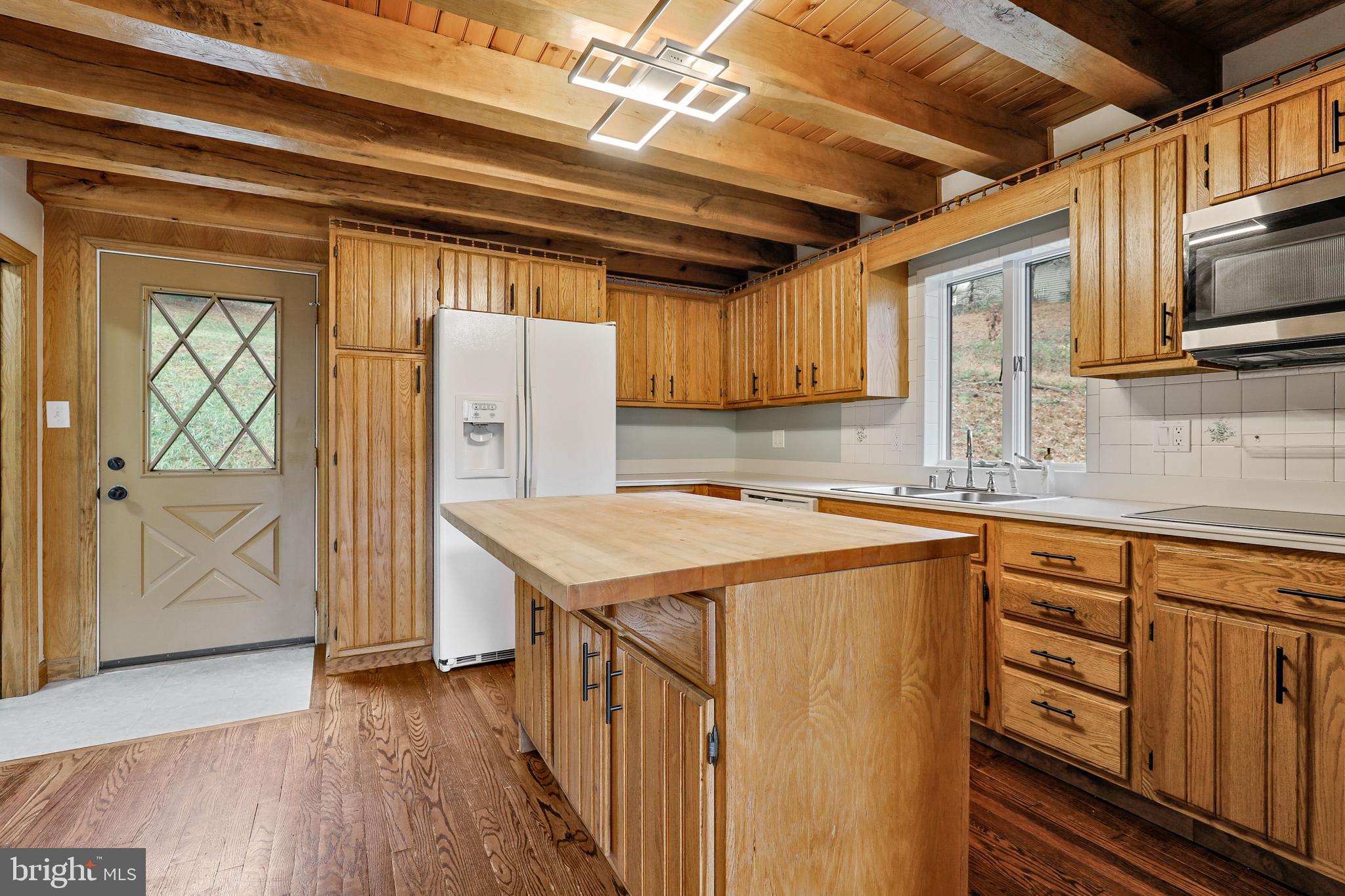 7658 Gaither Road Sykesville, MD 21784 - Photo 17 of 44 Kitchen with access to the back patio