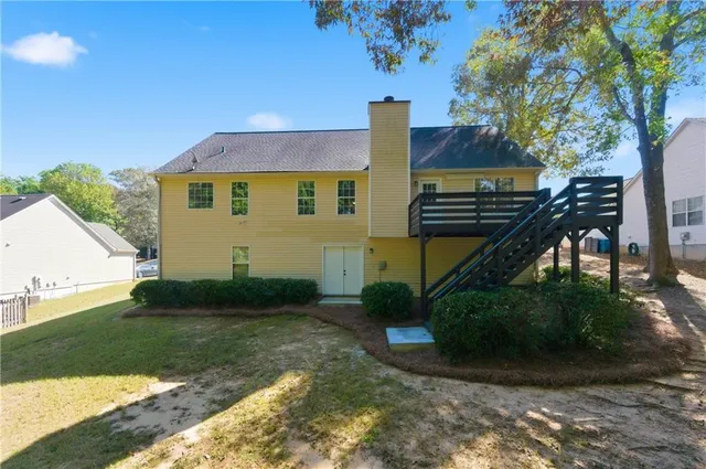 a view of a house with a yard