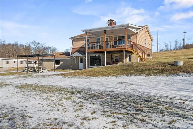 a view of a backyard