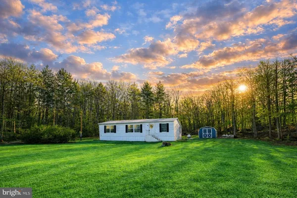a view of a house with backyard and garden