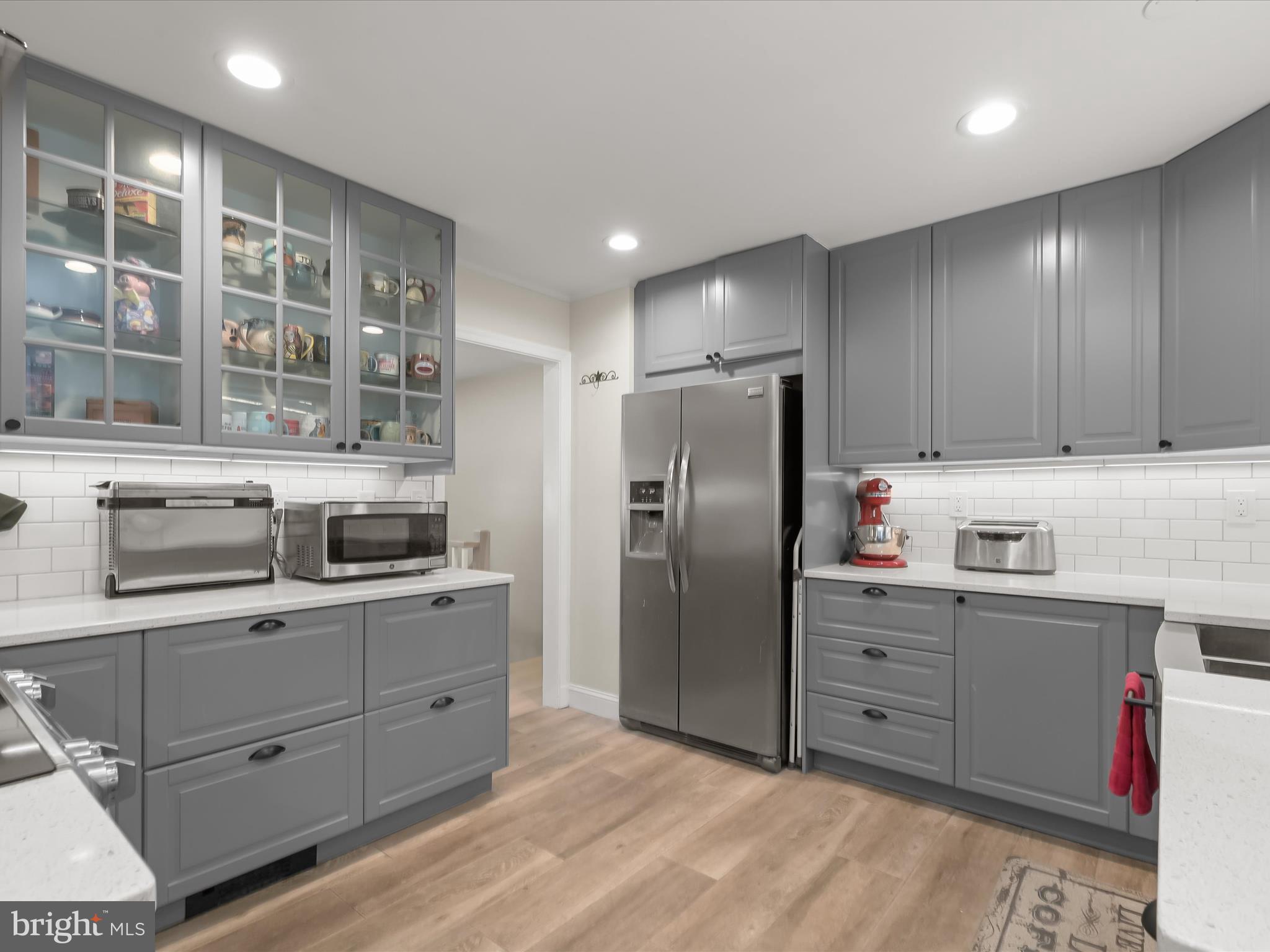 17712 Longdraft Road Gaithersburg, MD 20878 - Photo 17 of 85 a kitchen with granite countertop a refrigerator and cabinets