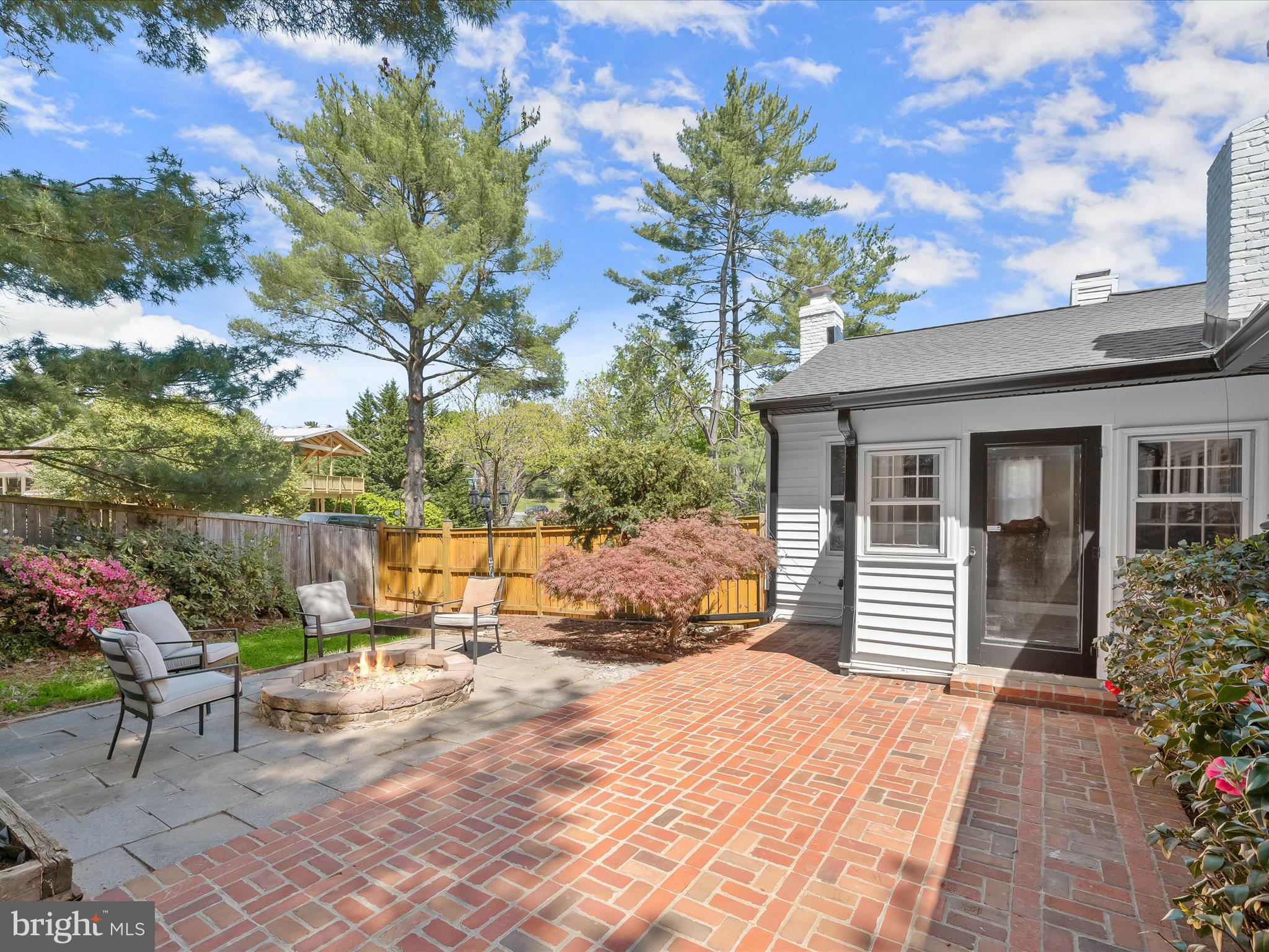 17712 Longdraft Road Gaithersburg, MD 20878 - Photo 76 of 85 a view of backyard with a table and chairs and potted plants