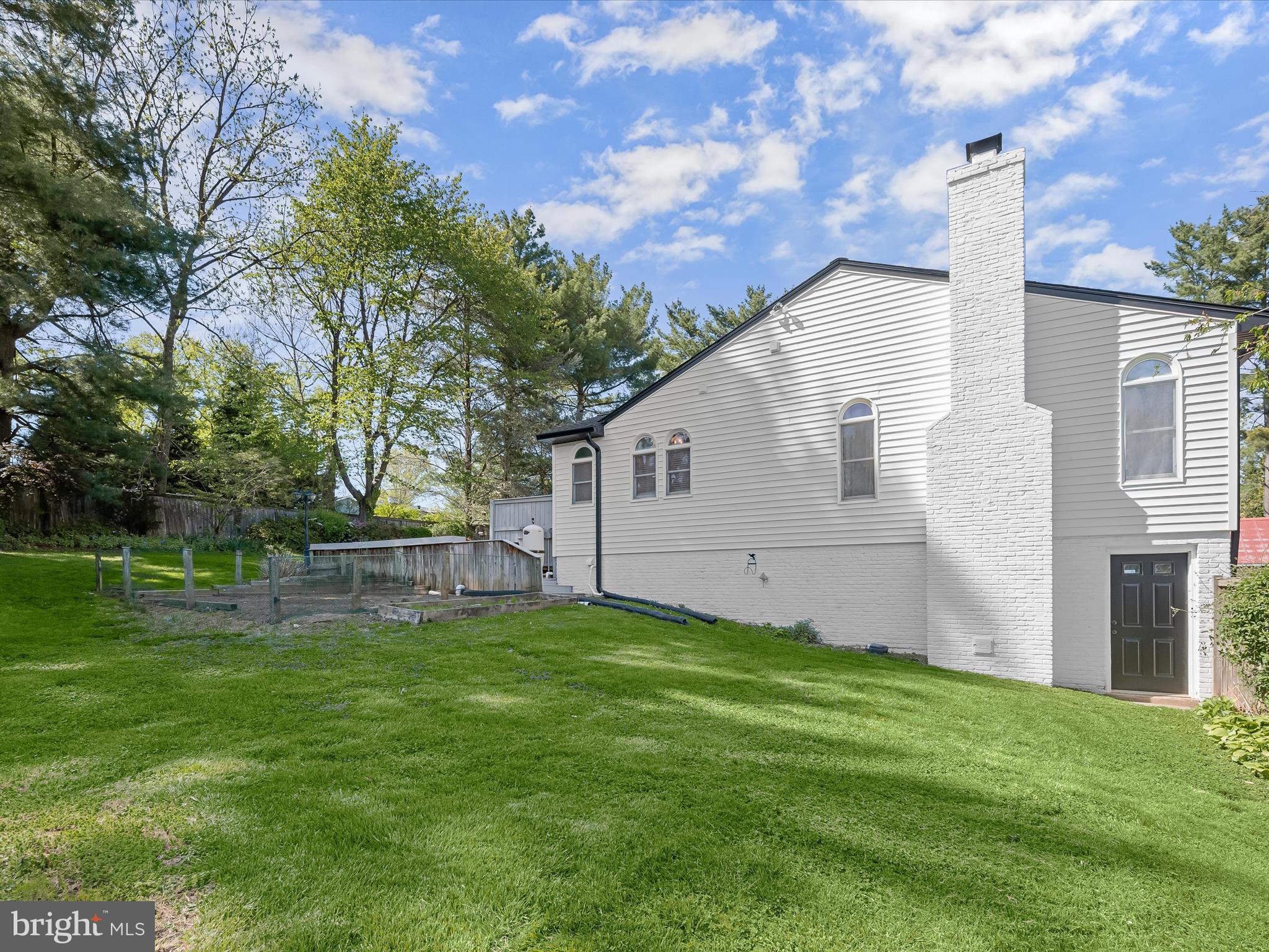 17712 Longdraft Road Gaithersburg, MD 20878 - Photo 81 of 85 a backyard of a house with table and chairs