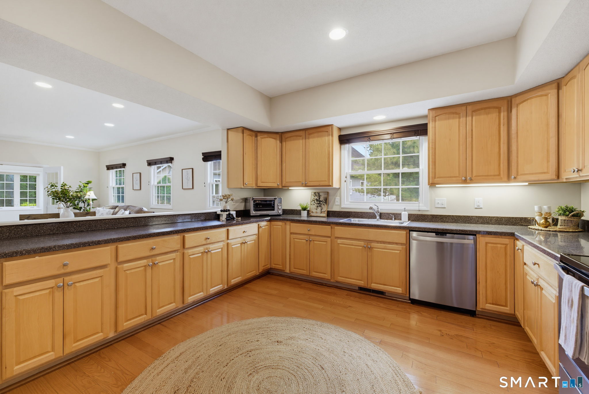 175 Oliver Way, Unit 175 Bloomfield, CT 06002 - Photo 5 of 20 Oversized kitchen with granite counters