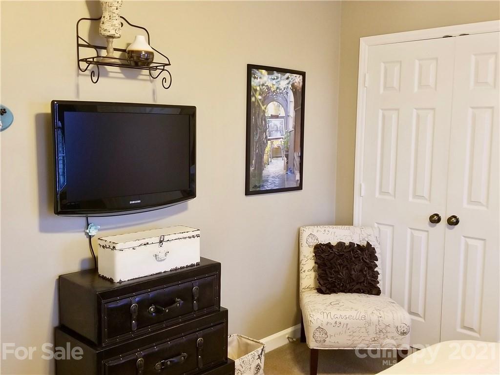 7900 Quail Hill Road Charlotte, NC 28210 - Photo 22 of 28 a living room with furniture and a flat screen tv