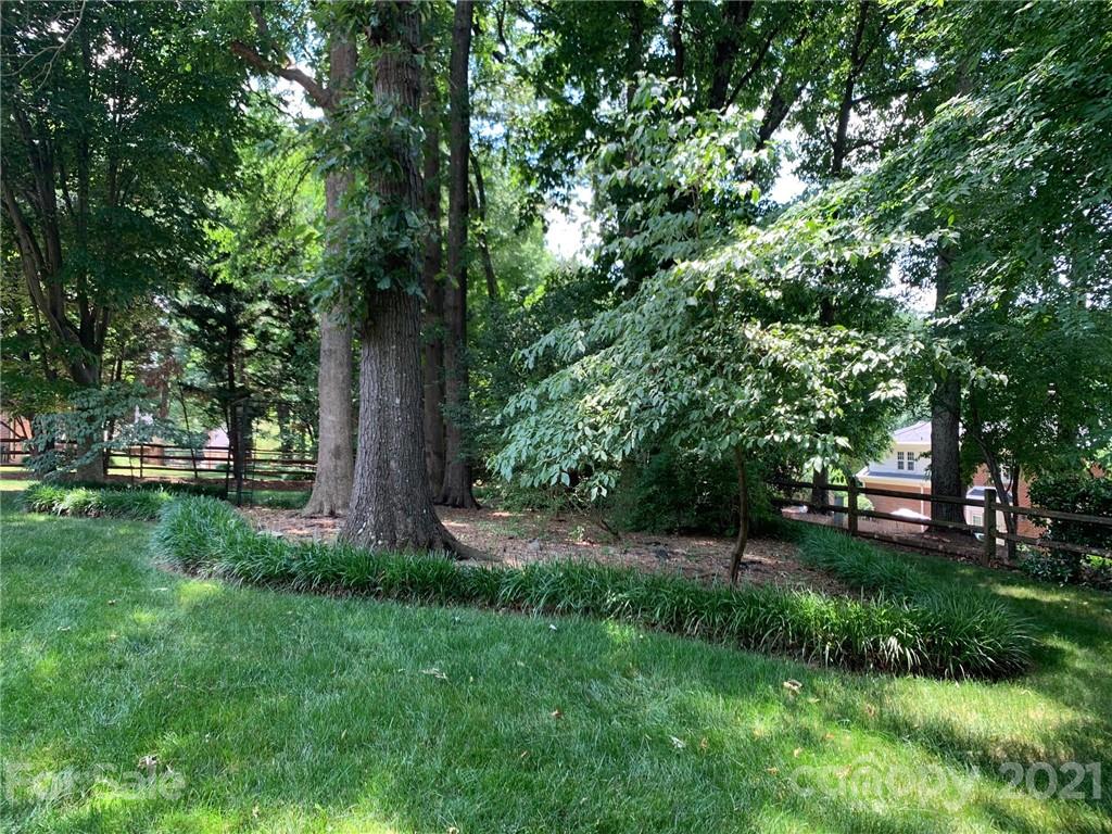 7900 Quail Hill Road Charlotte, NC 28210 - Photo 26 of 28 a view of a backyard with a bench