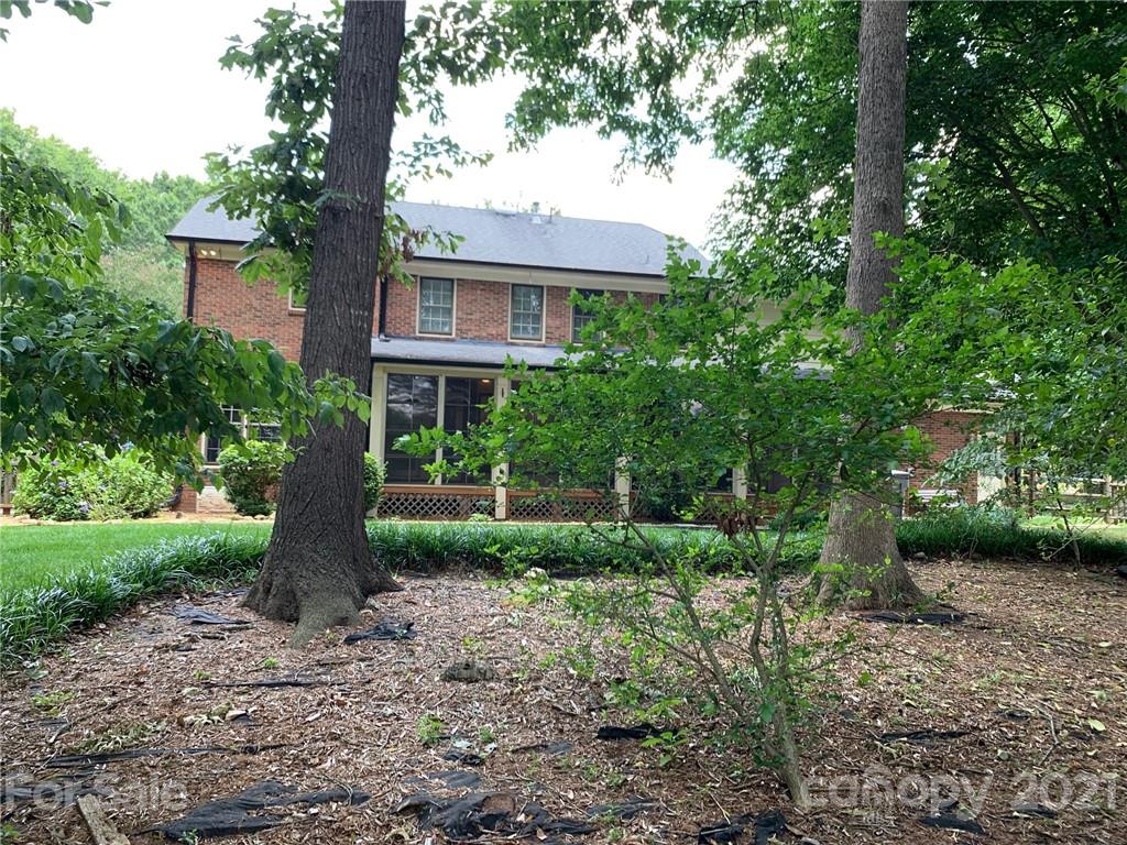 7900 Quail Hill Road Charlotte, NC 28210 - Photo 27 of 28 a front view of a house with garden