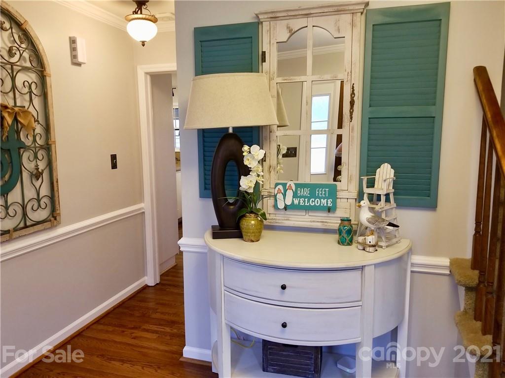 7900 Quail Hill Road Charlotte, NC 28210 - Photo 4 of 28 a bathroom with a sink and a mirror