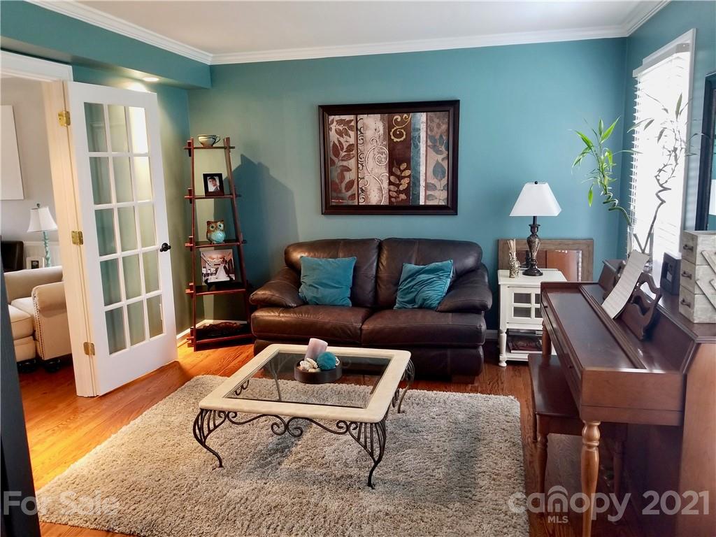 7900 Quail Hill Road Charlotte, NC 28210 - Photo 5 of 28 a living room with furniture and a lamp