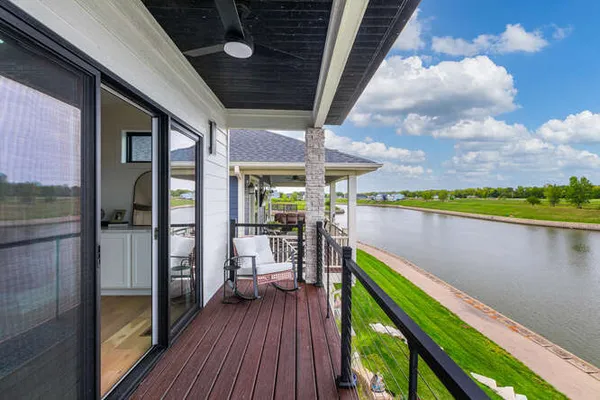 $975,000 | 318 Leeward Way, Ottawa, IL 61350
