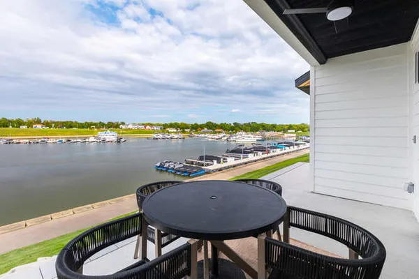 $975,000 | 318 Leeward Way, Ottawa, IL 61350