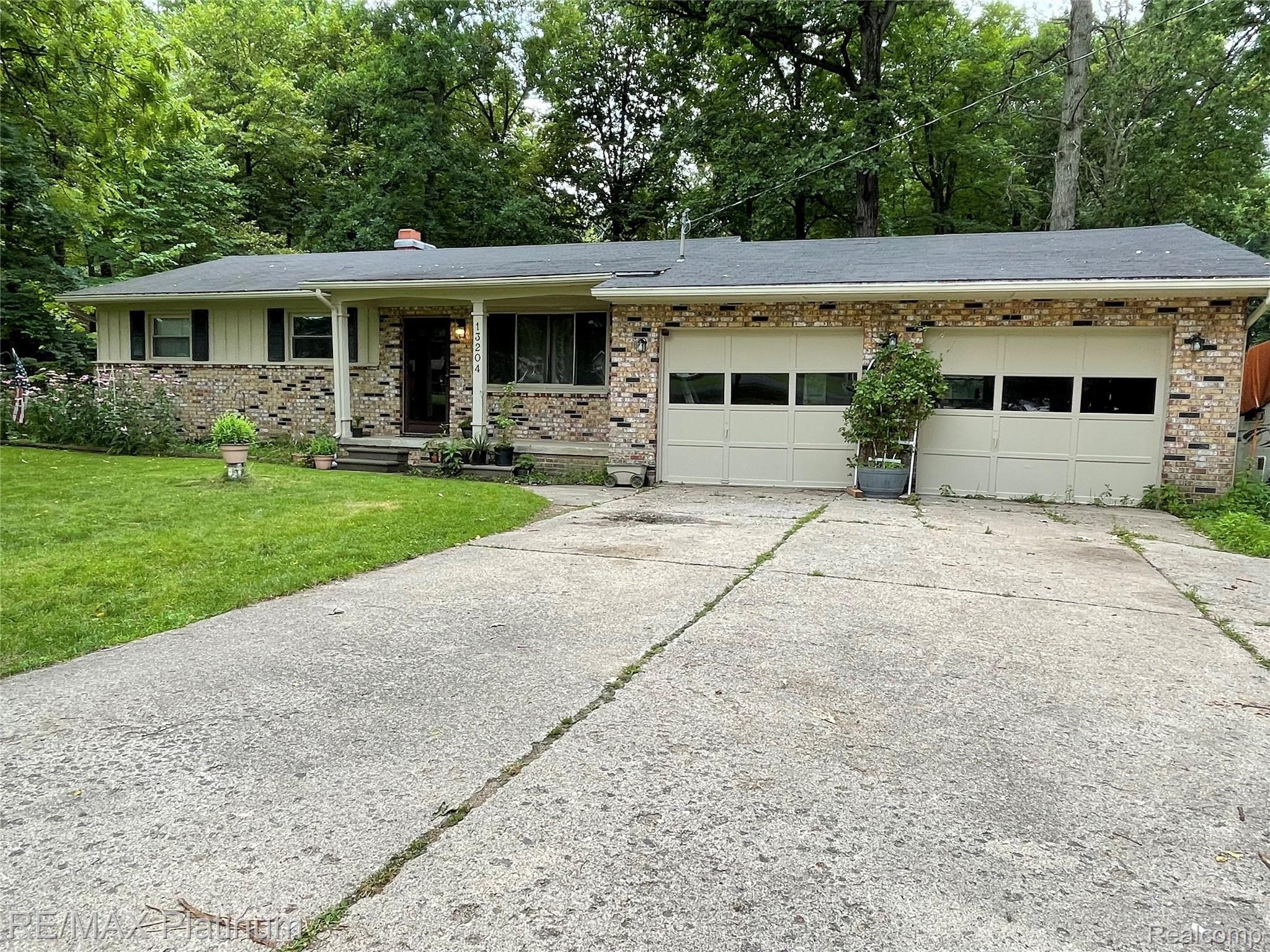13204 Torrey Road Fenton, MI 48430 - Photo 1 of 24 Front View