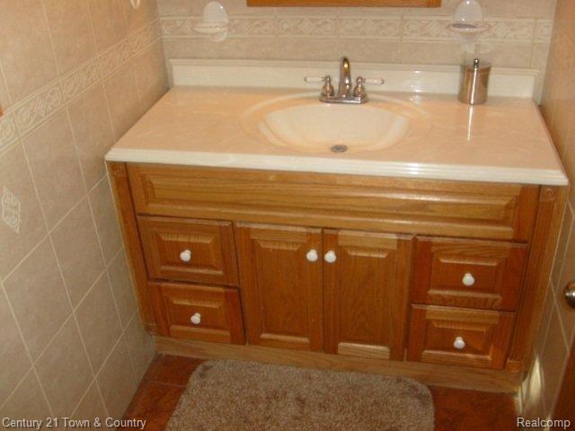 7029 Springridge Road West Bloomfield, MI 48322 - Photo 17 of 25 Remodeled Lower Full Bath