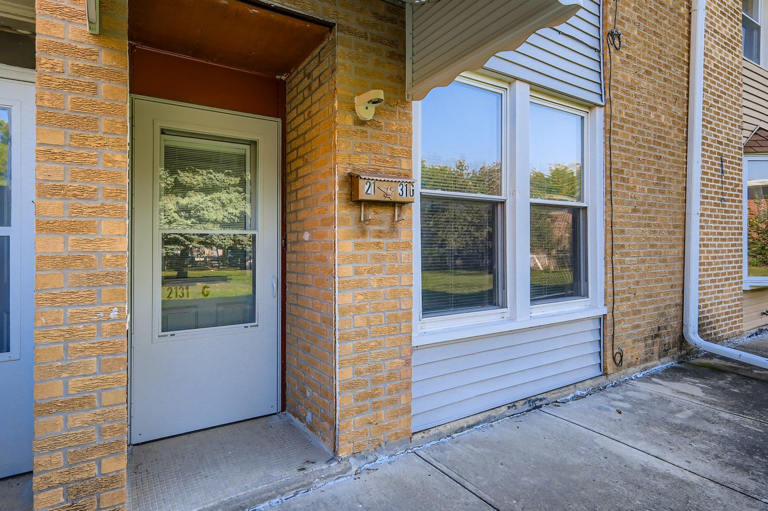 2131 Ash Street, Unit G Des Plaines, IL 60018 - Photo 2 of 16 a view of front door of house