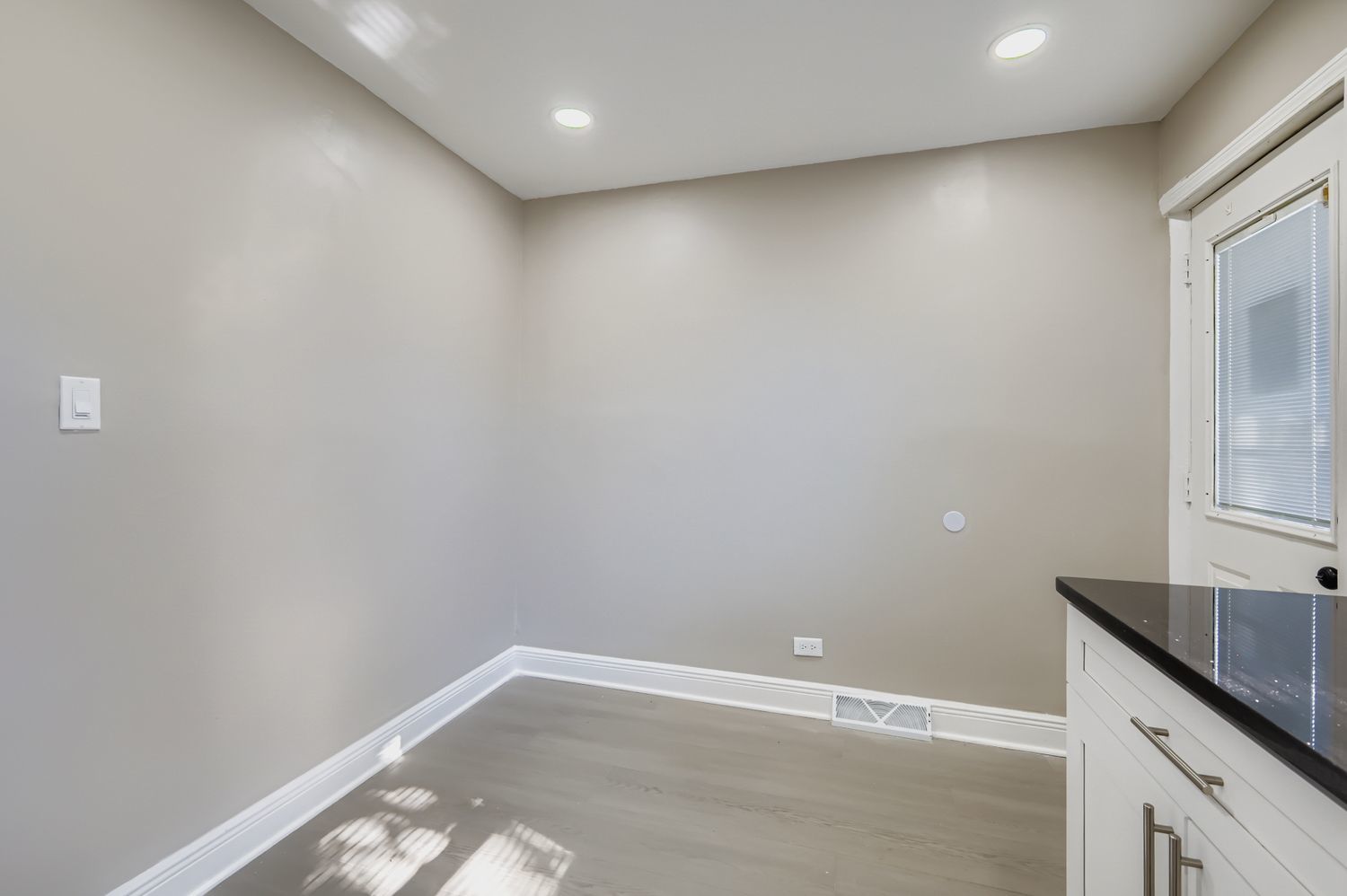 2131 Ash Street, Unit G Des Plaines, IL 60018 - Photo 7 of 16 a view of an empty room